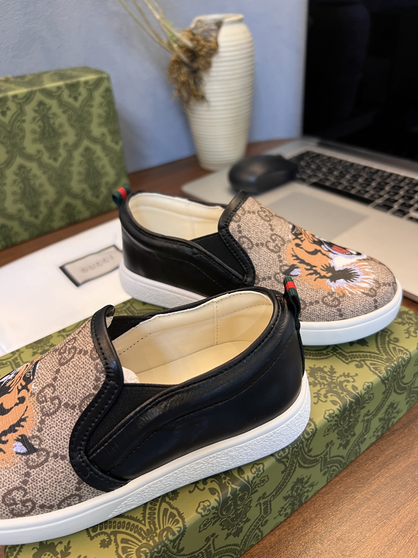 Children's shoes child